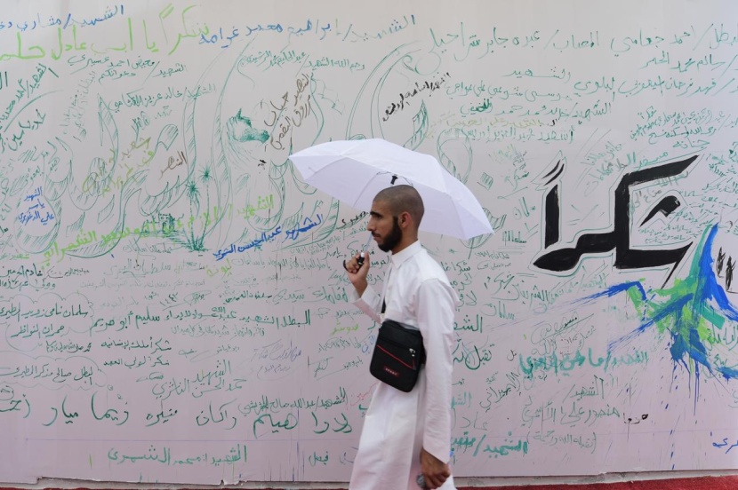 ضيوف "برنامج الملك للحج والعمرة" ينثرون مشاعرهم على أكبر جدارية في منى