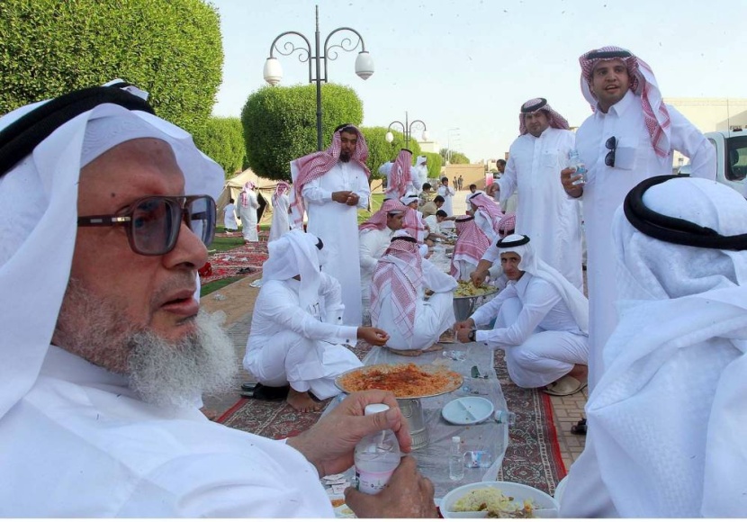 فرحا بعودتهم .. الأسر السعودية تحتفي بذويهم الحجاج بالأكلات الشعبية