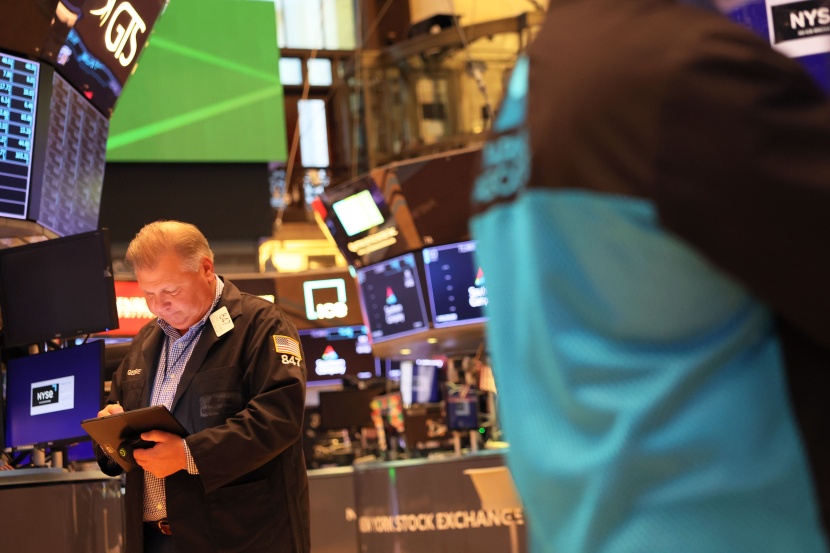الأسهم الأمريكية  تتراجع بـ 1.5% وداو جونز يهبط 500 نقطة