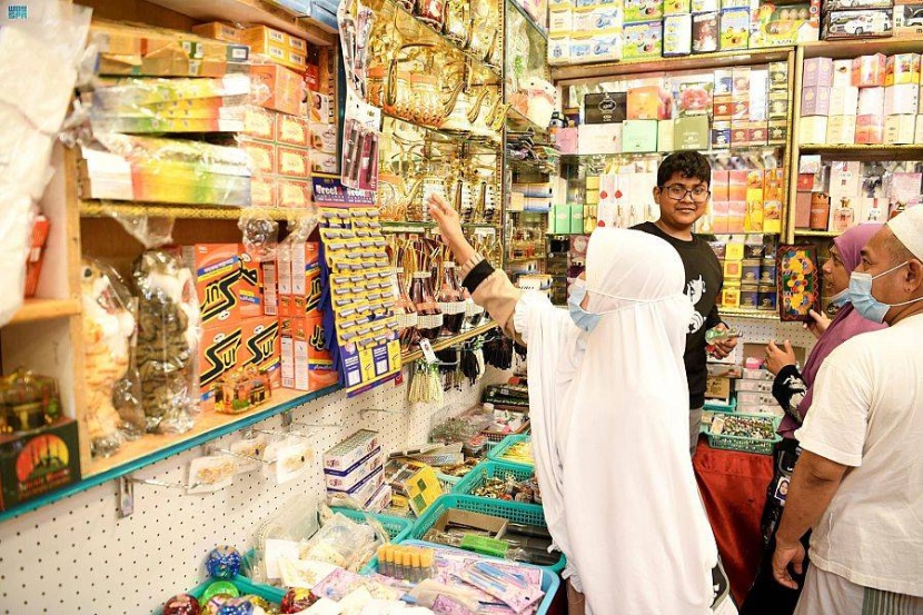 قبل عودتهم لبلادهم .. الحجاج يشترون الهدايا التذكارية