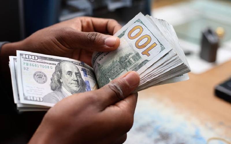 الدولار يستقر عند أعلى مستوى خلال عقدين