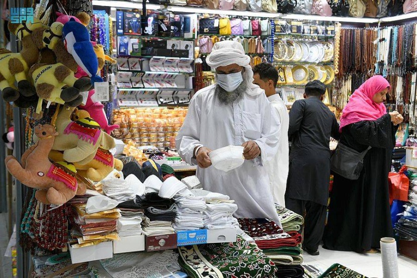 الحجاج ينعشون أسواق المدينة المنورة