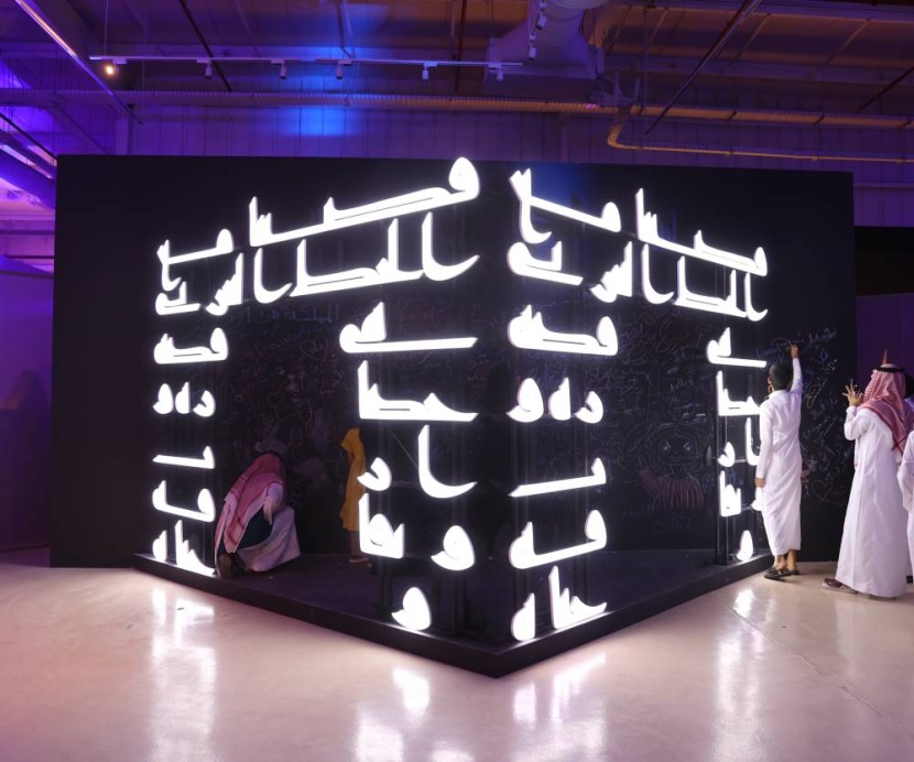 «جاكس للفنون» .. رحلة فنية تمتزج فيها الإبداعات السعودية والعالمية