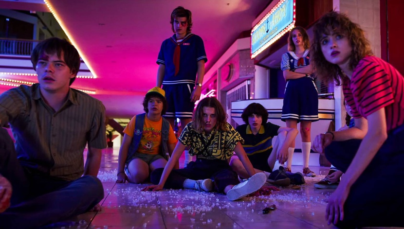 «نتفليكس» تأمل في إيقاف خسائرها بمغامرات «سترينجر ثينجز» و«ذي جراي مان»