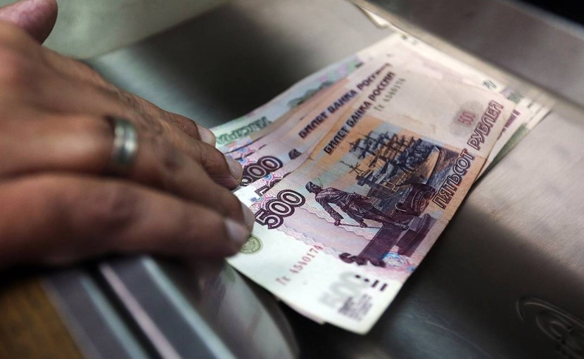 الروبل الروسي يتراجع متجاوزا 58 مقابل الدولار بعد خفض الفائدة