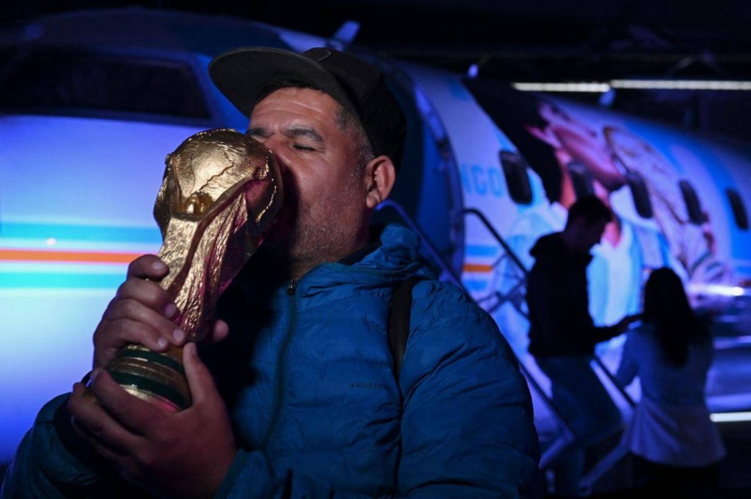 طائرة ورقية تكرم «مارادونا» في الفضاء