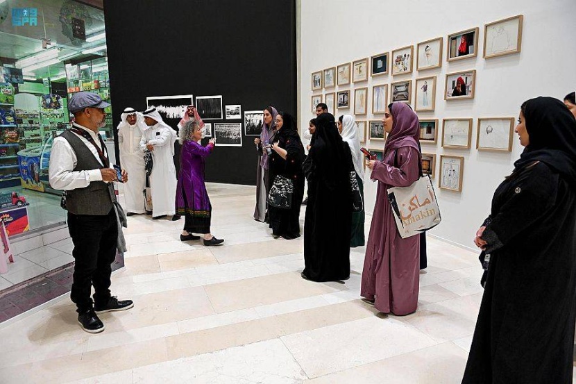 «أماكن» .. تستعرض الابتكارات الفنية بـ 70 عملا و28 فنانا عالميا