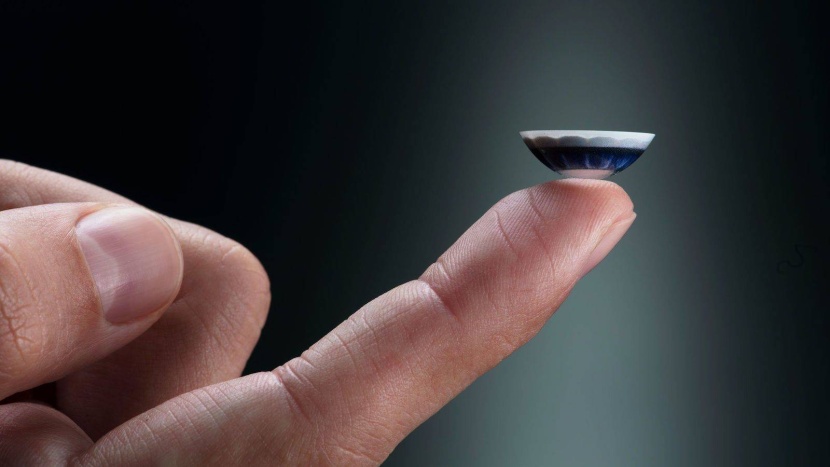 ابتكار عدسات لاصقة مزودة بإبر لعلاج أمراض العين