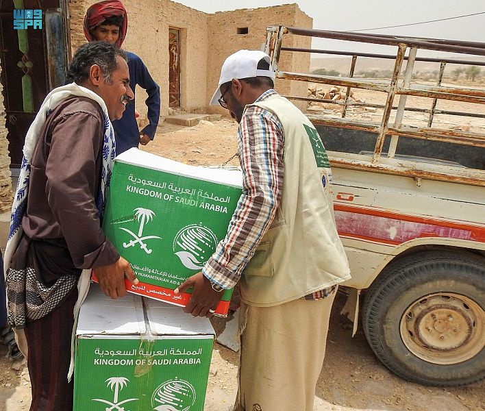 مركز الملك سلمان للإغاثة يوزع أكثر من 100 طن من السلال الغذائية في مديرية الطلح بمحافظة شبوة