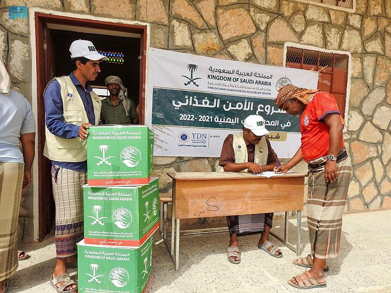 مركز الملك سلمان للإغاثة يوزع أكثر من 100 طن من السلال الغذائية في مديرية الطلح بمحافظة شبوة