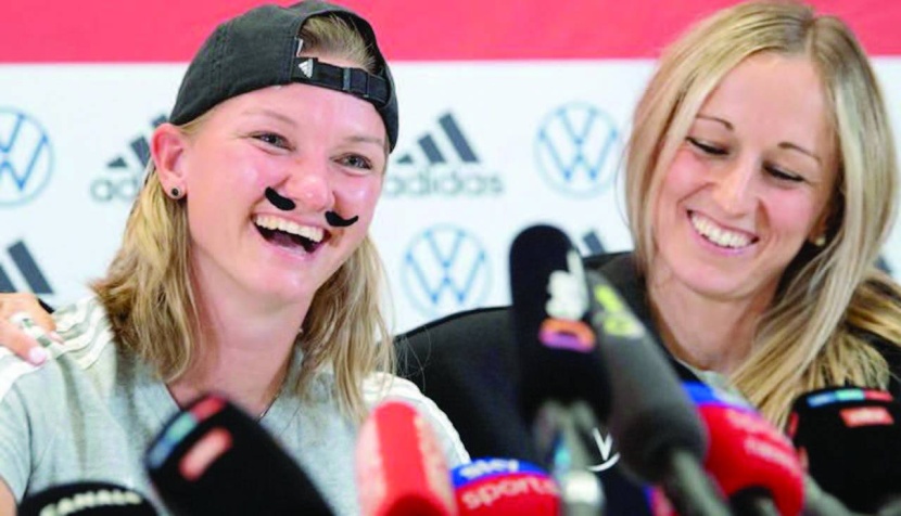 قائدة المنتخب الألماني تفاجئ الحضور وتظهر بـ «شارب»