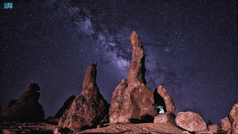 مجرة «درب التبانة» تضيء التشكيلات الجبلية في العلا