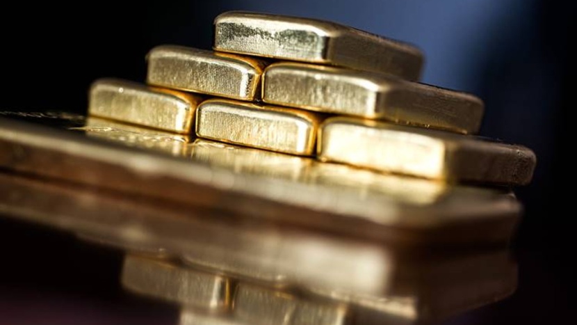 الذهب يتراجع بفعل ارتفاع الدولار والبلاتين يهبط 1.1%