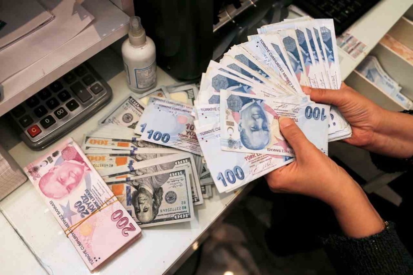 الليرة التركية تنخفض 1% مع تجدد المخاوف بشأن التضخم والسياسة النقدية