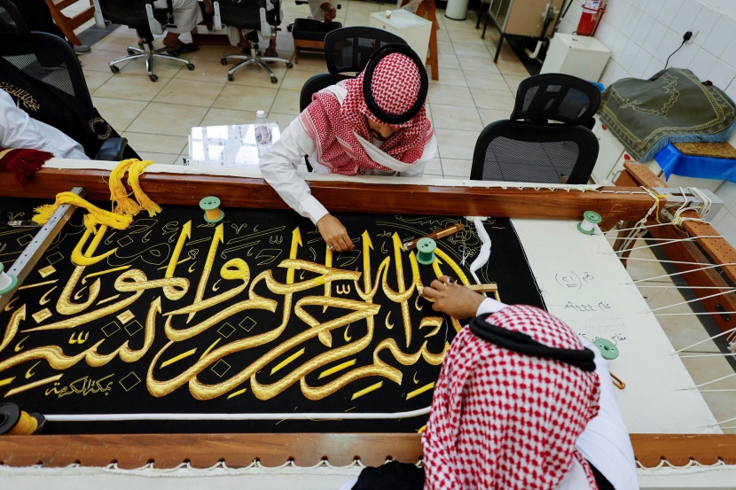 حياكة كسوة الكعبة المشرفة في مكة المكرمة