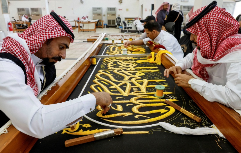 حياكة كسوة الكعبة المشرفة في مكة المكرمة