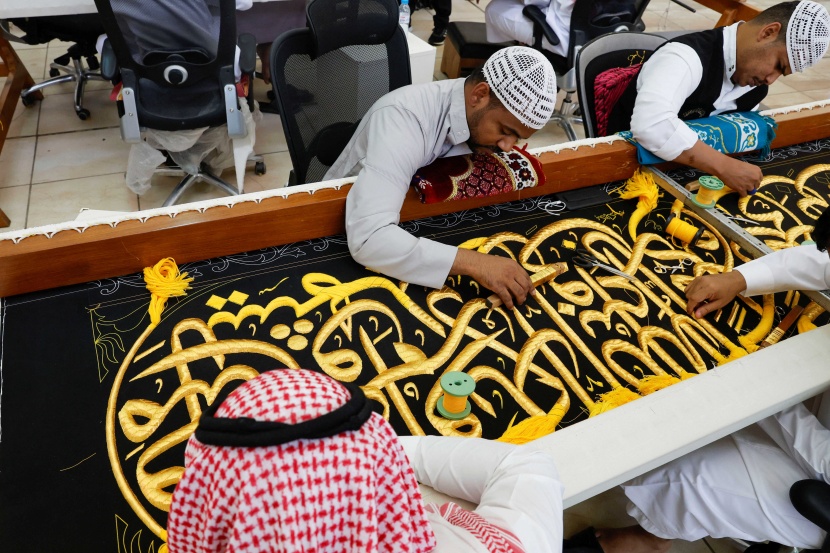 حياكة كسوة الكعبة المشرفة في مكة المكرمة