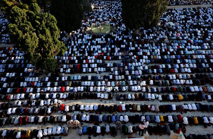   المسلمون حول العالم يؤدون صلاة العيد