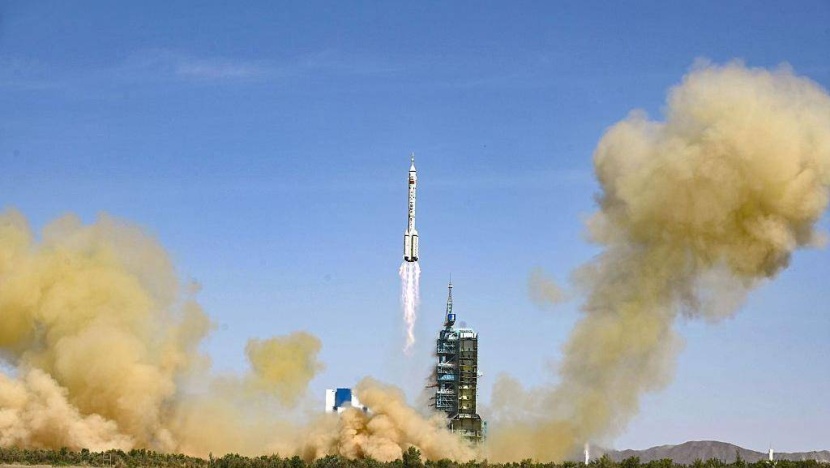 الصين تطلق 3 أقمار اصطناعية على متن صاروخ تجاري