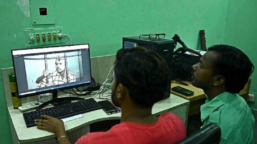 بسبب صوته النشاز .. الشرطة تجبر مغنيا على الاعتذار والتوقف