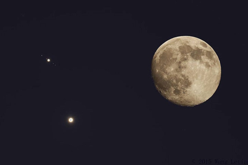 اليوم .. القمر والمشتري يجتمعان في السماء مساء