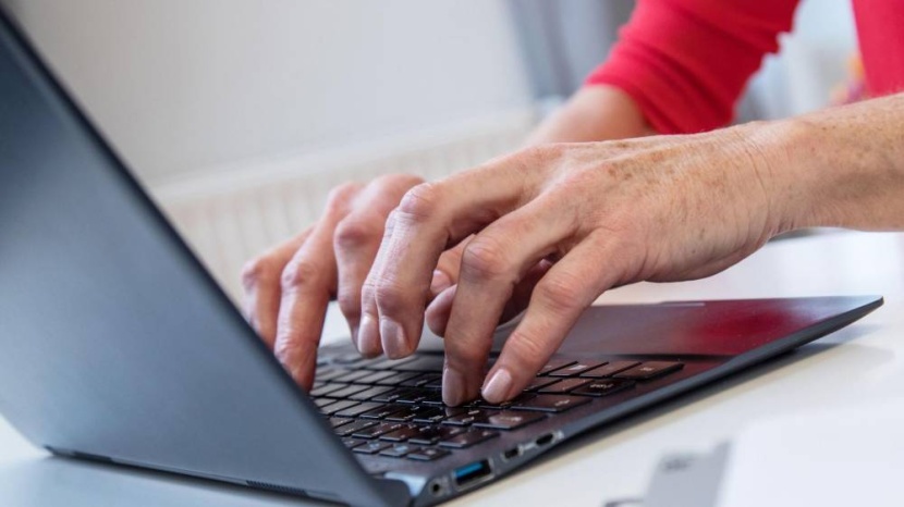 أدوات مجانية عبر الإنترنت لتحسين الكتابة بطريقة اللمس