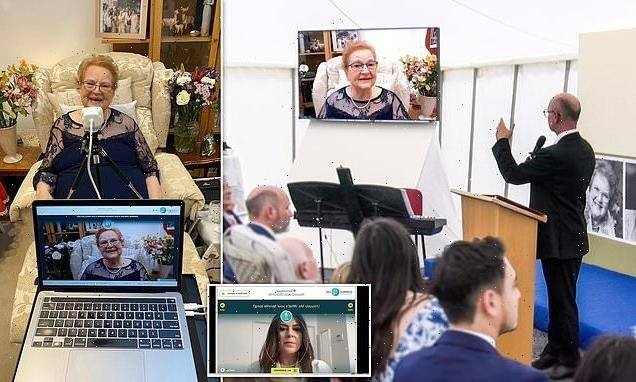 امرأة تتحدث للمعزين في جنازتها