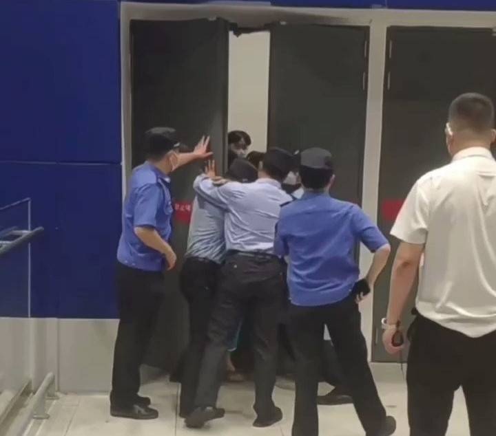 كورونا يثير الهلع .. عائلات عالقة في متجر أثاث