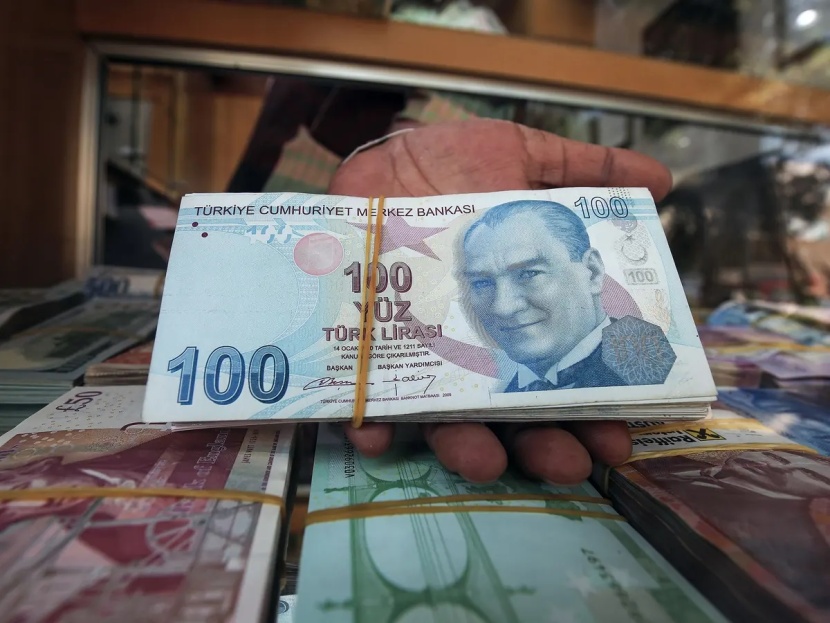 العملة التركية تتراجع قبل اجتماع المركزي بشأن الفائدة .. 17.96 ليرة للدولار