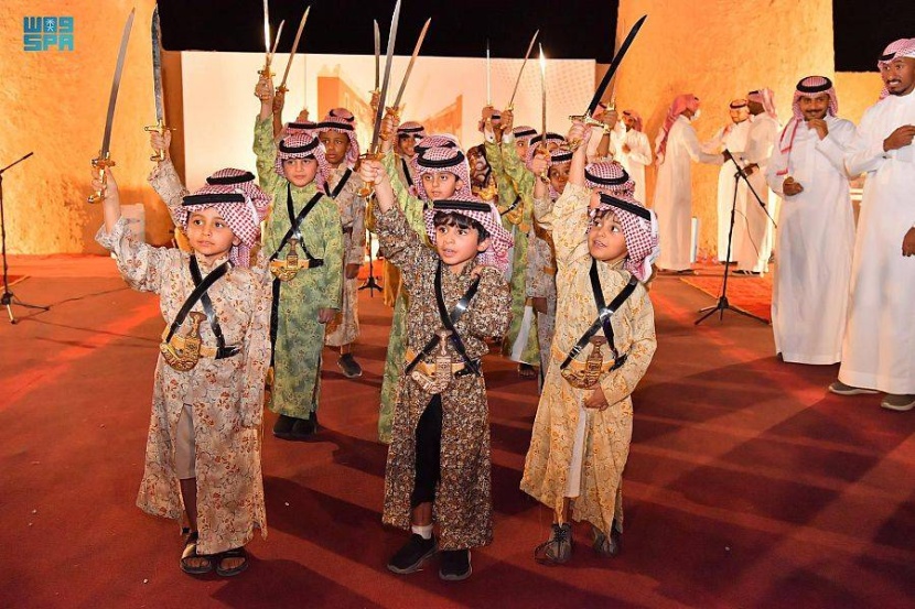 تعزيزا للإرث الوطني .. الأطفال يؤدون العرضة في بيت حائل