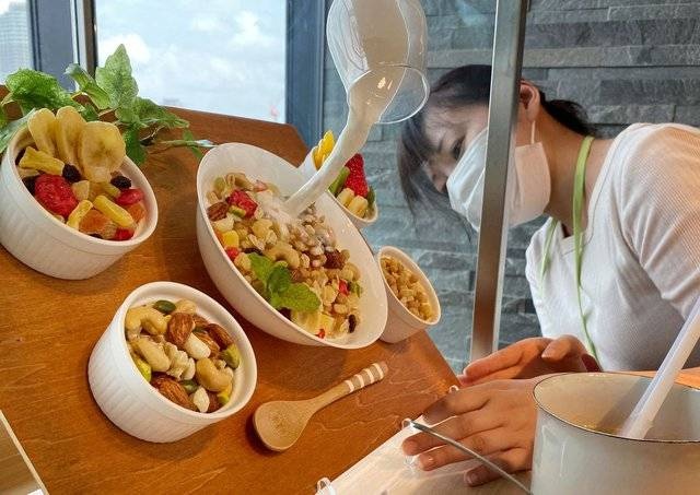 في خطوة فنية جديدة ..  واجهات المطاعم اليابانية بأطباق من البلاستيك