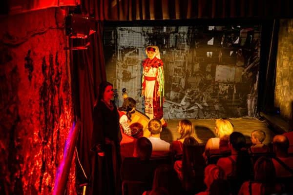 بـ 35 مقعدا .. عودة المسرح الأوكراني في ملجأ تحت الأرض