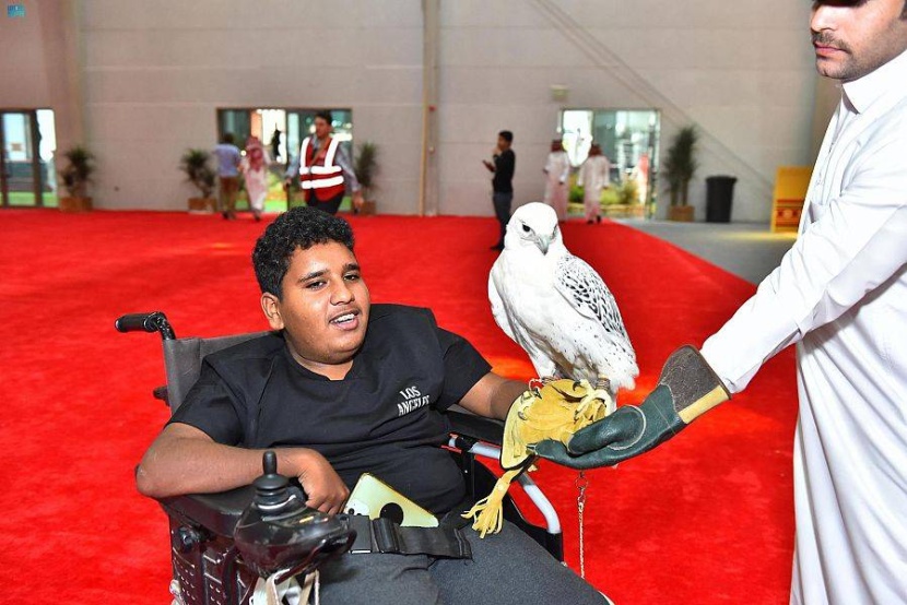محمية الملك سلمان تستعرض صقورها في معرض الصقور