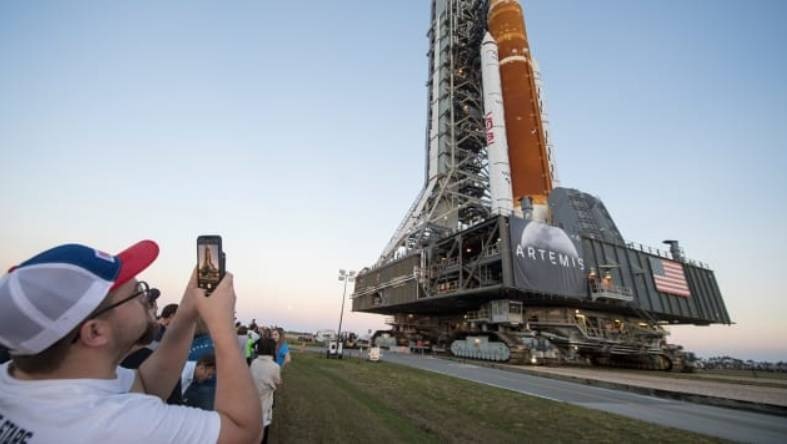 إقبال كثيف من السياح لحضور إقلاع صاروخ فضائي إلى القمر