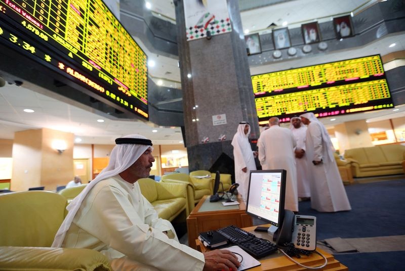 المخاوف من ركود الاقتصاد العالمي يهبط بمعظم الأسواق الخليجية