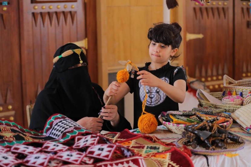 50 أسرة منتجة في «تمور بريدة» .. مأكولات وحرف ومشغولات يدوية