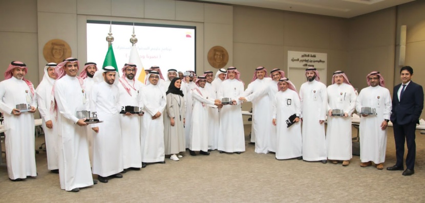 بنك البلاد يكرم منسوبيه المميزين في الخدمة 