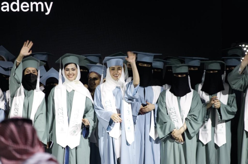 تتويجا لشراكتها الاستراتيجية مع المملكة .. أكاديمية مطوري آبل النسائية تحتفي بتخريج أولى دفعاتها
