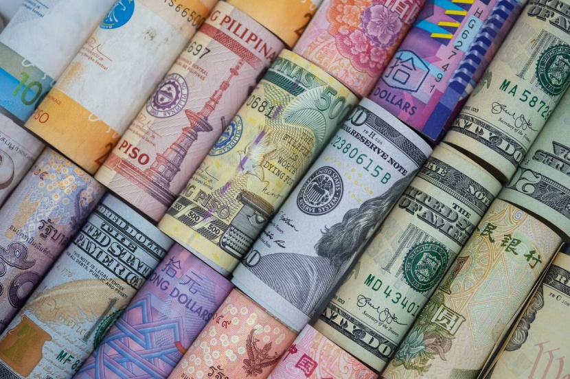 الإسترليني واليورو يتراجعان مع ارتفاع الدولار