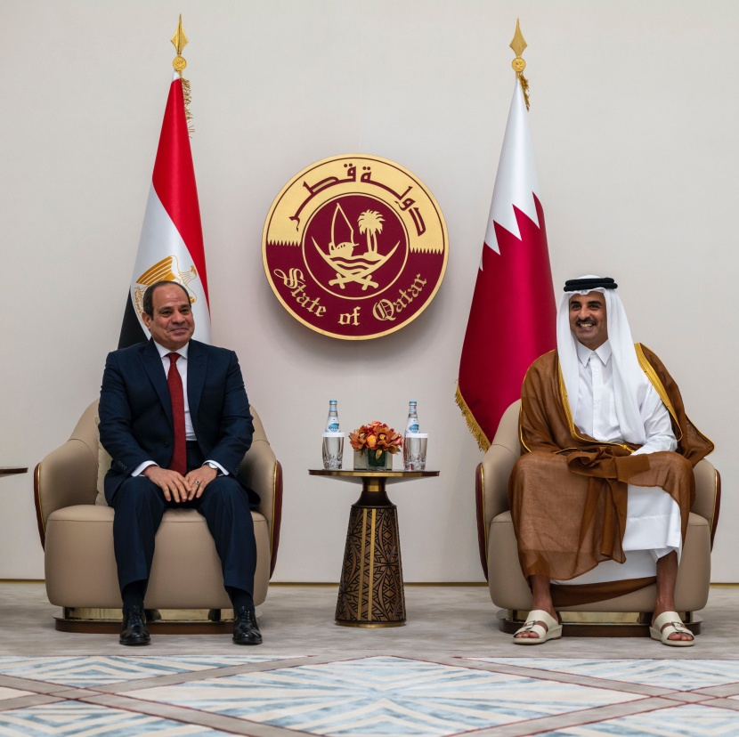 الرئيس المصري يصل قطر لأول مرة منذ توليه منصبه