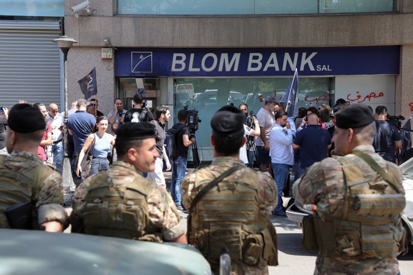 في لبنان .. عميلة مسلحة تغادر بنكا بعد حصولها على 13 ألف دولار