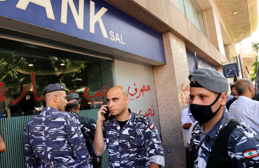 في لبنان .. عميلة مسلحة تغادر بنكا بعد حصولها على 13 ألف دولار