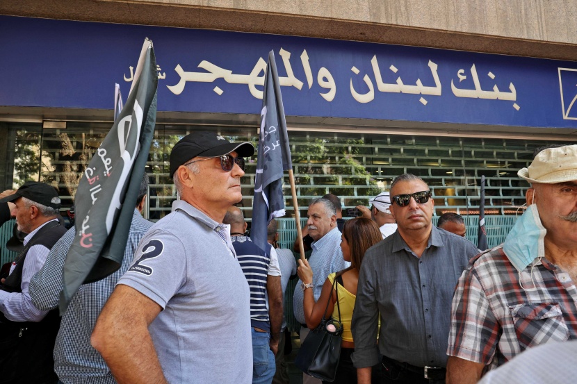 في لبنان .. عميلة مسلحة تغادر بنكا بعد حصولها على 13 ألف دولار