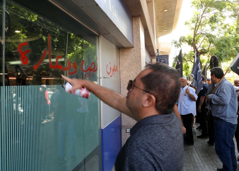 في لبنان .. عميلة مسلحة تغادر بنكا بعد حصولها على 13 ألف دولار