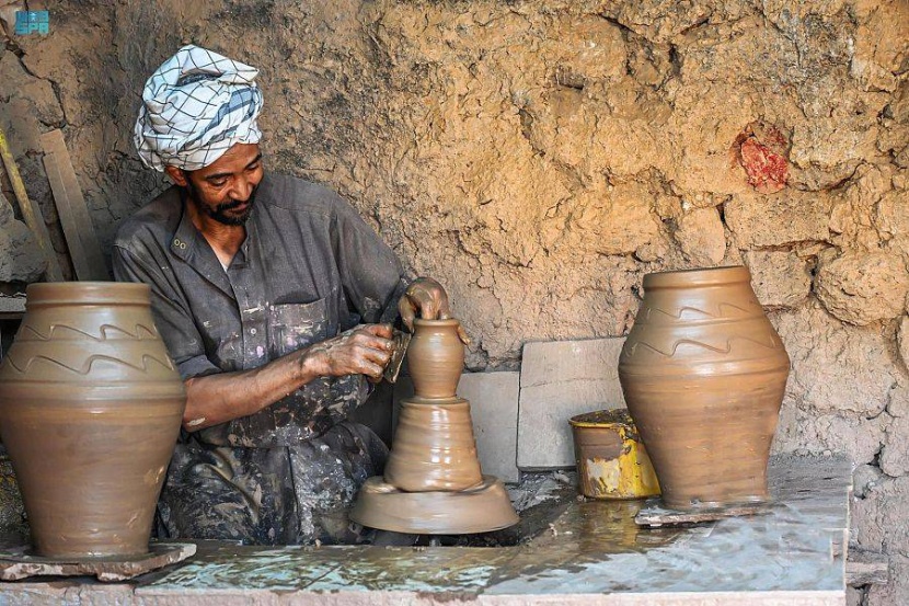 صناعة الفخار .. حرف تقليدية تتوارثها الأجيال