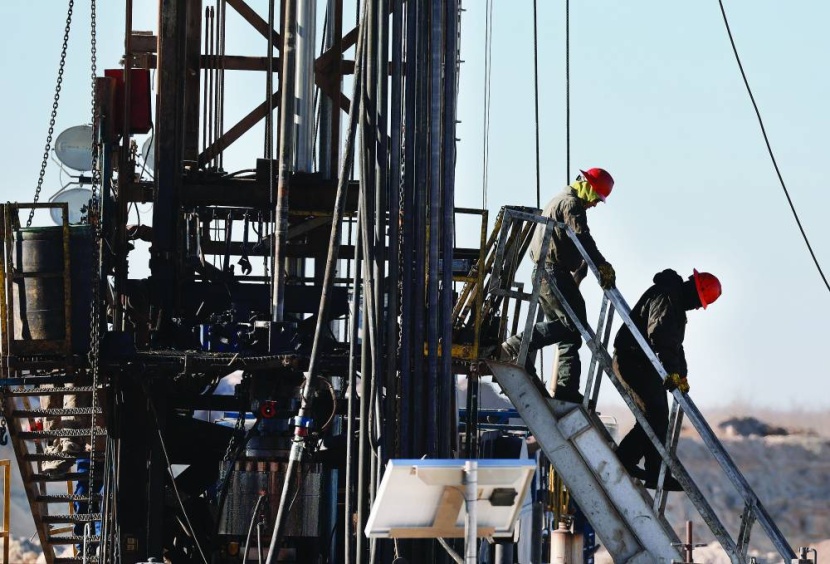 السوق النفطية تقاوم الإشارات الهبوطية .. الأسعار المتأرجحة تعكس مخاوف الركود