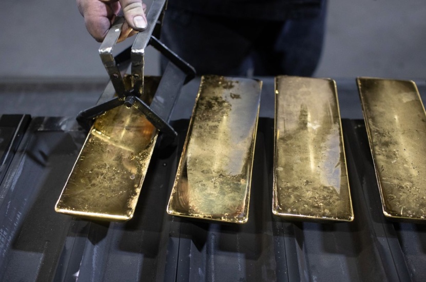 الذهب يتراجع وسط قوة الدولار والبلاديوم يهبط 2.5%