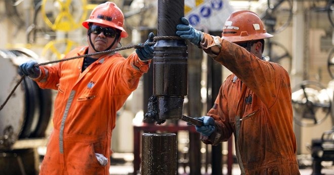 النفط يغلق على انخفاض 1 % بعد رفع أسعار الفائدة 