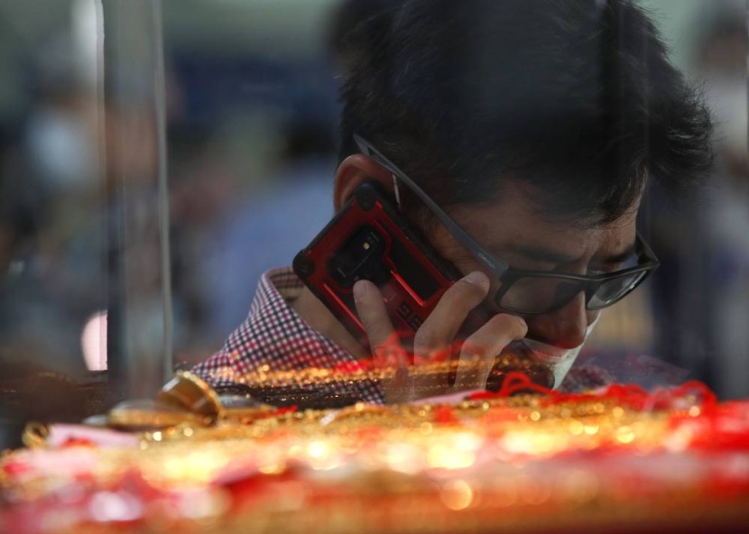 الذهب يكافح لتحديد مسار في التقلبات .. ترقب لـ 1600 دولار