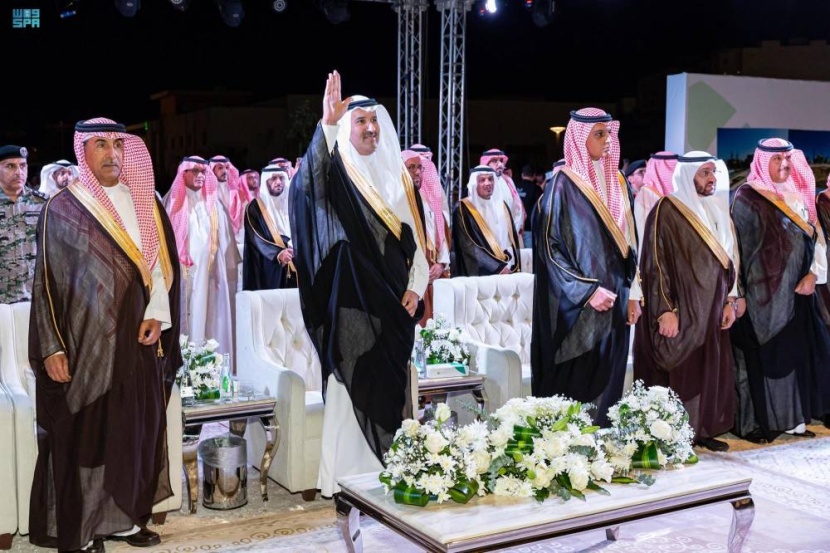 الأمير فيصل بن سلمان يشهد رفع العلم السعودي على ميدان الملك عبدالعزيز